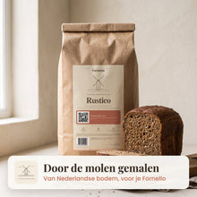 Vers gebakken brood van de Rustico · volkoren broodmix naast de zak